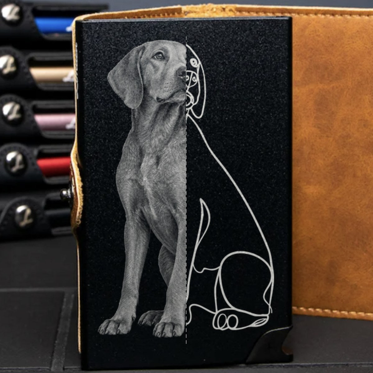 El mismo perro grabado como foto y como ilustración en una billetera Limited